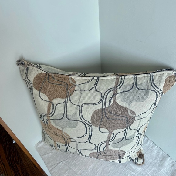 Accent throw pillow 18x18 - Picture 2 of 2